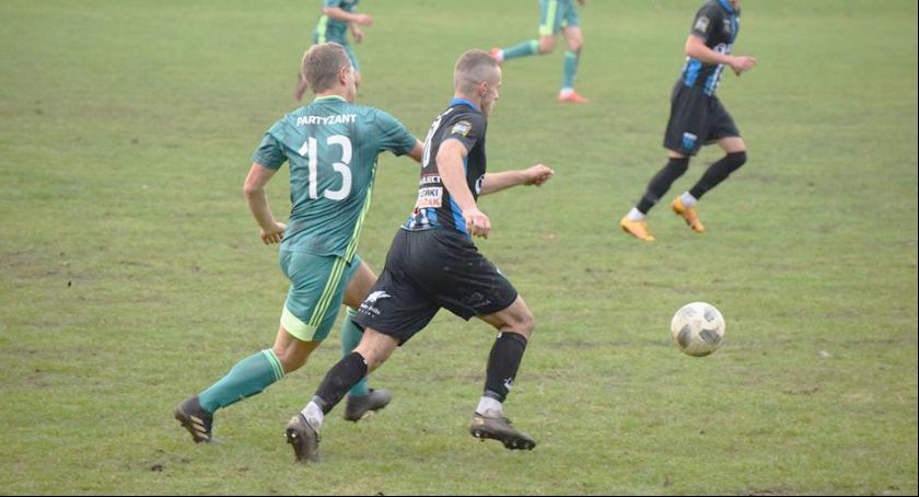 Piast wygrał ze Startem. Zwycięstwa JKS-u i Wiązownicy 