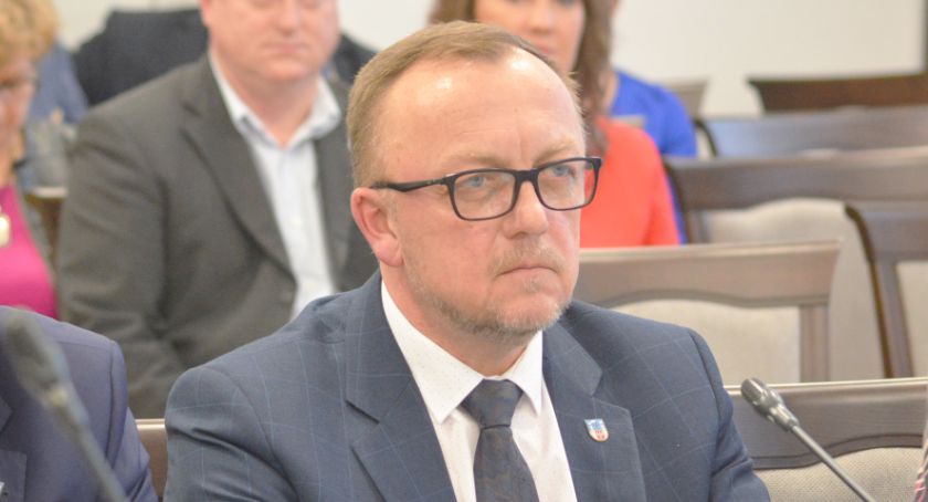 Ile zarobi starosta Kłopot? 