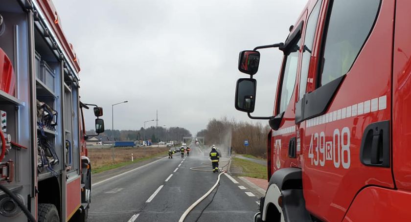 Strażacy gasili płonący samochód osobowy 