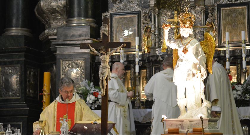 Figura Michała Archanioła z Cudownej Groty Objawień