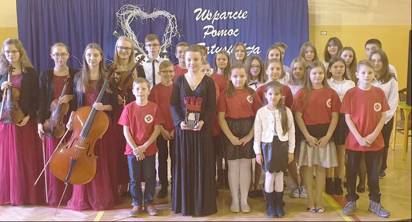 Koncert z pomocą w tle