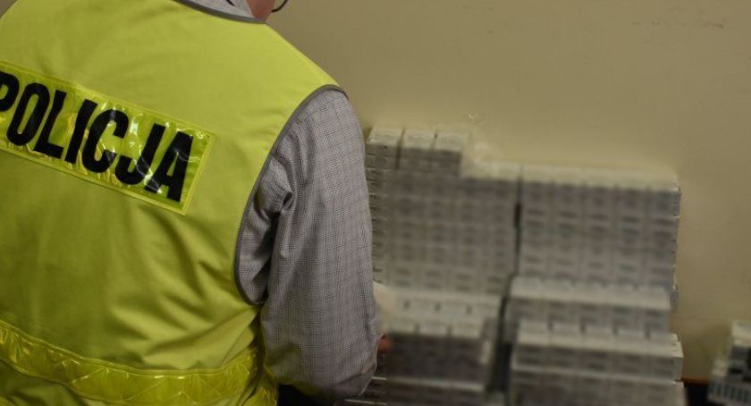 Zatrzymali auto do kontroli. Wewnątrz było blisko 600 paczek nielegalnych papierosów 