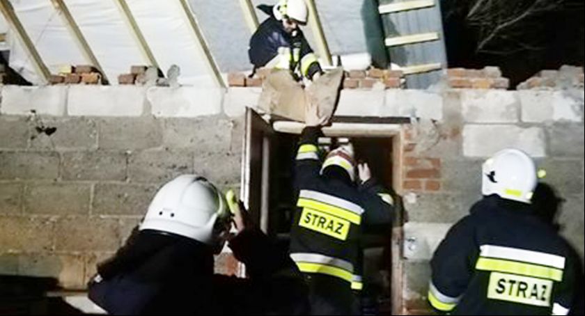 Zerwany dach, zniszczona ściana 