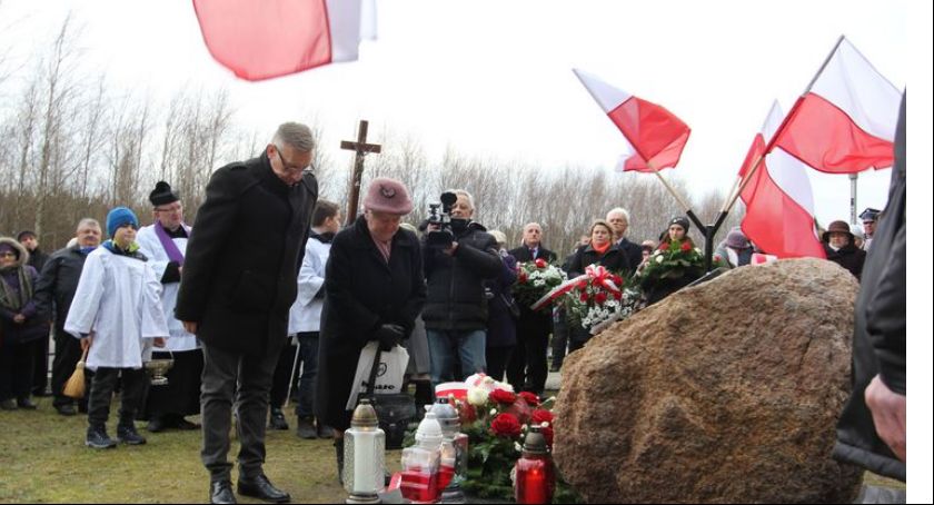 Poświęcenie pamiątkowych tablic i krzyża - Pamiętają o deportowanych i walczących