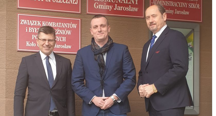 Paweł Frankiewicz, kandydat na wójta Gminy Jarosław podczas spotkania z prof. Marcinem Warchołem –  Sekretarzem Stanu w  Ministerstwie Sprawiedliwości i Mieczysławem Golbą senatorem RP