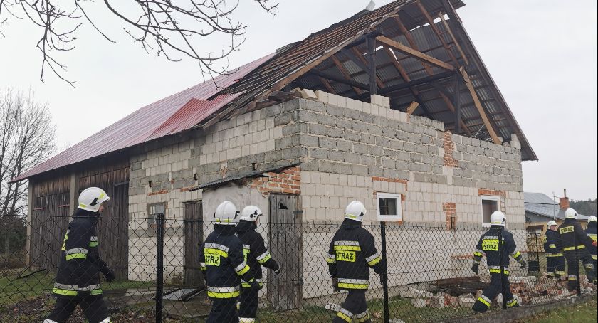 Zawalona stodoła, zerwany dach i powalone drzewo to skutki kilkuminutowej wichury