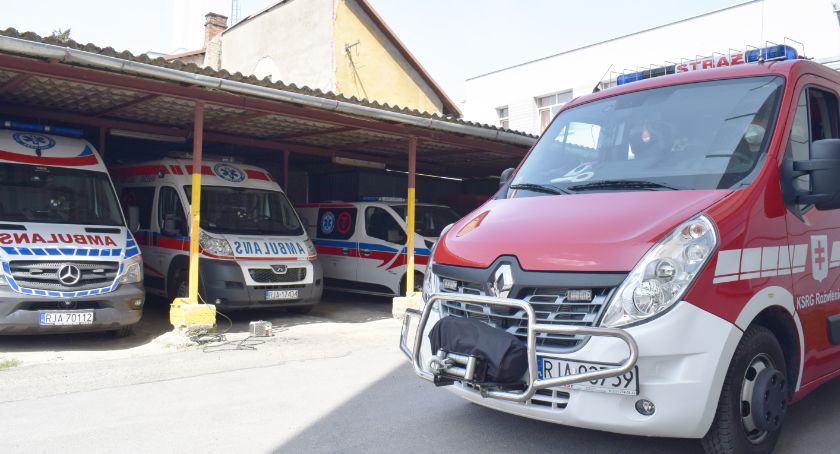 Strażacy OSP z Roźwienicy ozonują auta COM