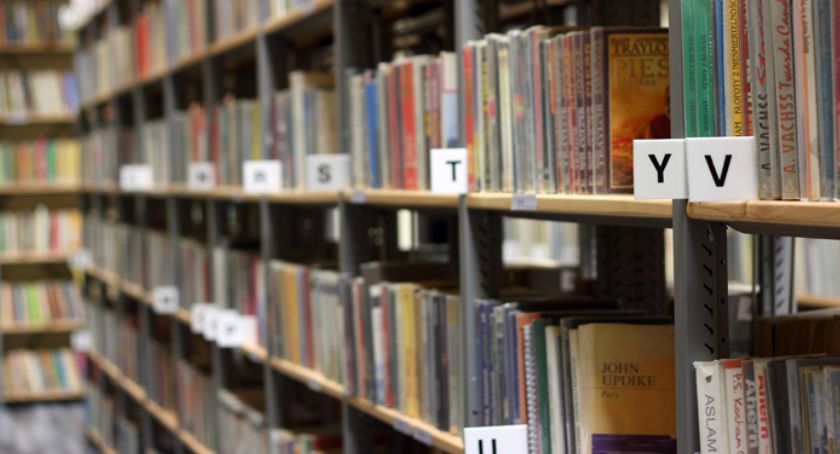 Biblioteka otwarta, ale z ograniczeniami. Przeczytaj o procedurach wypożyczania książek  