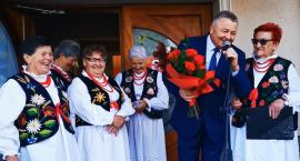Koła gospodyń wiejskich, strażacy, radni, sołtysi i pracownicy pożegnali wójta Mariana Ryznara