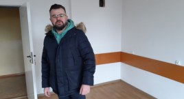 By pomagać uchodźcom, wynajęli dawną bursę w Radymni&hellip;