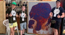 Portret Soni z 648 kostek Rubika. Mozaikę na zawodach w Gdańsku ułożyli Blanka, Ksawier i Ignacy z Klubu Kostki Rubika w Jarosławiu