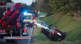 Dwa samochody wpadły do rowu na ul. Jarosławskiej w Widnej Górze. Trzy osoby trafiły do szpitala