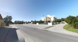 Dwulatka w sweterku, bez czapki i kurtki biegła chodnikiem w okolicy kościoła w Pawłosiowie 