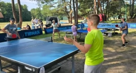 Ping Pong na trawie w Radawie. Przy tenisowym stole stanęli starsi i młodsi (ZDJĘCIA, WIDEO)