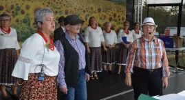 Trwają Dożynki Gminy Sieniawa w Dybkowie. Na scenie …