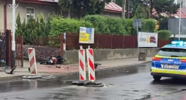 Czołowe zderzenie bmw z motorowerem. 65-letni kierow…