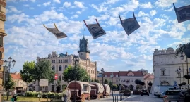 Ulica Grodzka w Jarosławiu z  galerią artystyczną nad głowami przechodniów (ZDJĘCIA) 