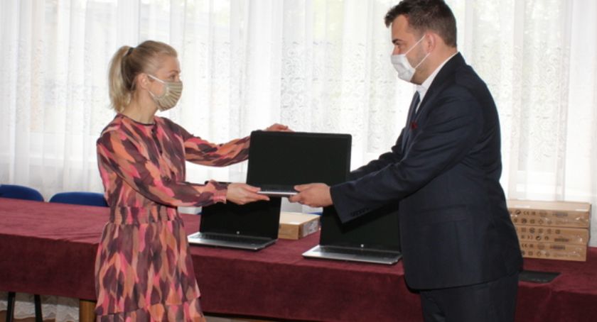 Łomża: Laptopy trafiły do szkół [FOTO]