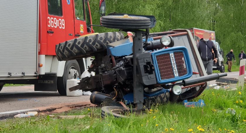 Wypadek ciągnika i samochodu dostawczego. Utrudnienia na DK64 [FOTO]