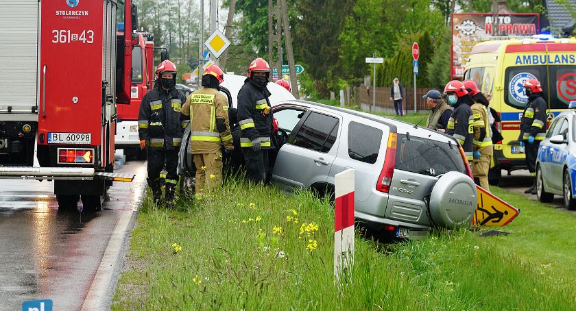 Konarzyce: Wyrwane znaki drogowe i honda w rowie [FOTO]