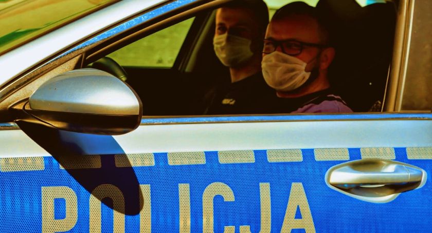 Wiózł rodzącą żonę do szpitala w Ostrołęce. Pomogli policjanci! 