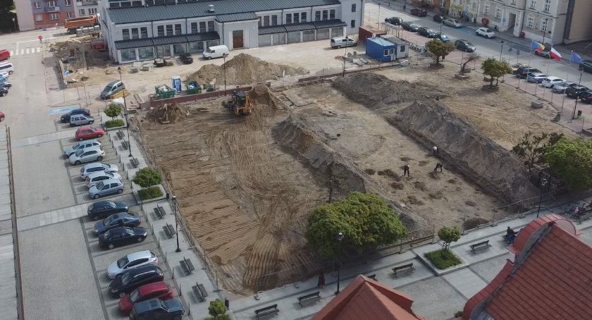 Hałdy piasku, koparki, archeolodzy… Co dzieje się na Starym Rynku? [VIDEO DRON]