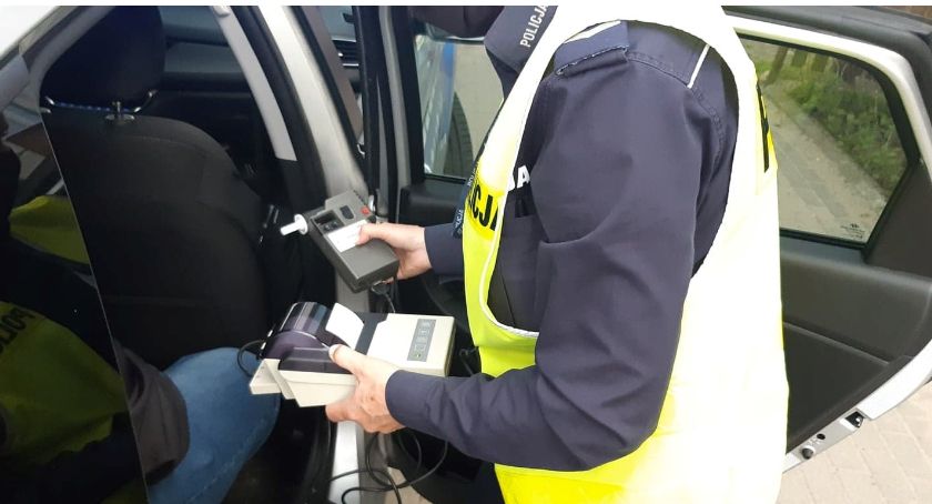 Spowodował kolizję i zgłosił to policjantom. Był nietrzeźwy