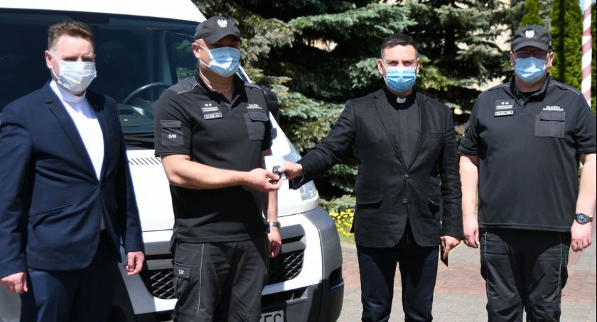 Więzienny samochód dla podopiecznych 