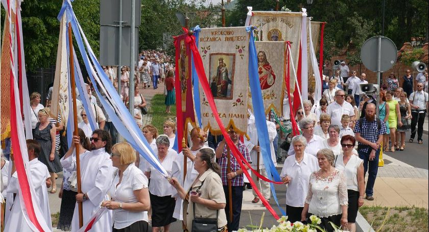 Biskup zmienił zdanie w sprawie Bożego Ciała. 