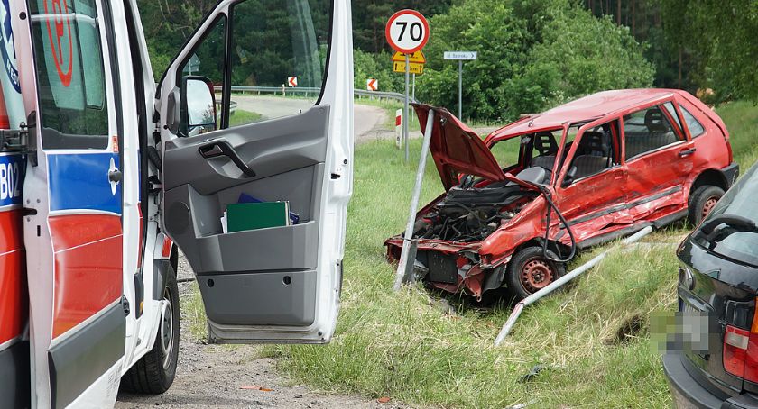 Wypadek fiata i bmw na skrzyżowaniu. Dwie osoby w szpitalu