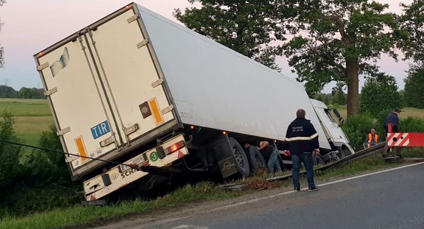 DK61: Ciężarówka w rowie. Potrzebny był ciężki sprzęt [FOTO]