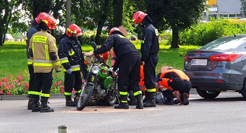 Kraksa na rondzie Kościuszki. Motocyklista przewieziony do szpitala [FOTO]