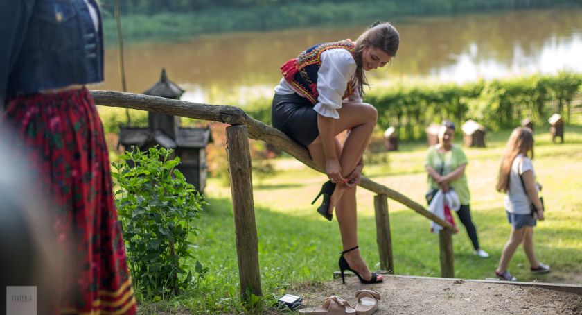 Miss Ziemi Łomżyńskiej 2020. Kandydatki do korony pozowały w skansenie [VIDEO i FOTO]