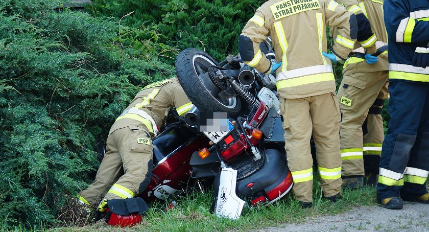 Konarzyce: Wymuszenie pierwszeństwa zakończone wywrotką. Pasażerka jednośladu trafiła do szpitala [FOTO]