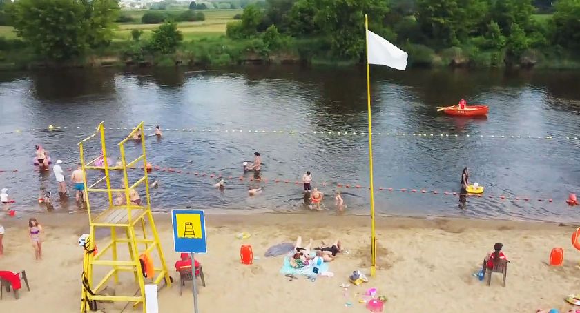 Słoneczny i upalny dzień w „miejscu okazjonalnie wykorzystywanym do kąpieli” [VIDEO]