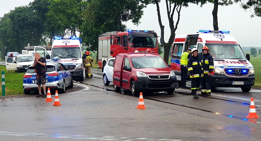 Cztery pojazdy zderzyły się na skrzyżowaniu dróg do Zambrowa i Mężenina. Trzy osoby w szpitalu [FOTO]