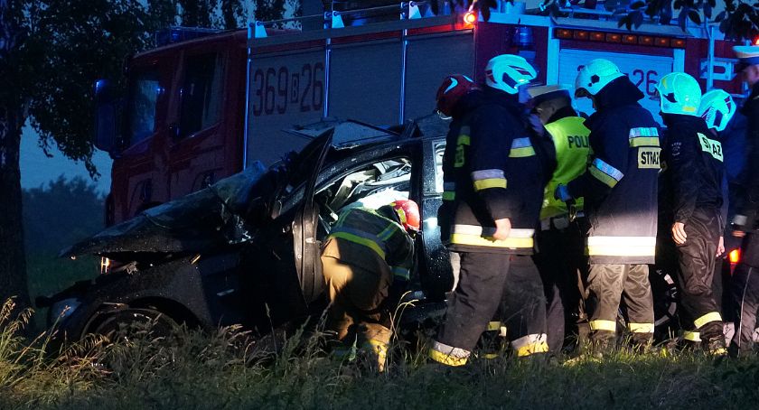 Wypadek za Piątnicą. Nie żyje kierowca BMW [FOTO]