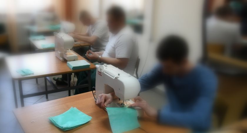 Tysiące maseczek z Czerwonego Boru dla Caritasu 