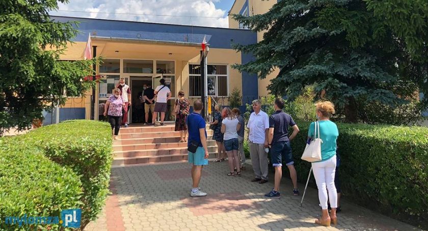 Seniorzy wejdą do lokalu wyborczego poza kolejnością?