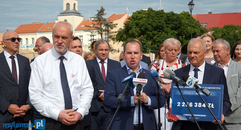 Wiceminister Andruszkiewicz w Łomży wręczył samorządowcom symboliczne czeki z „tarczy antykryzysowej”  [VIDEO i FOTO]