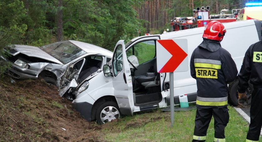 Skoda uderzyła w skarpę, renault uderzyło w skodę. Mogło dojść do tragedii! [FOTO]