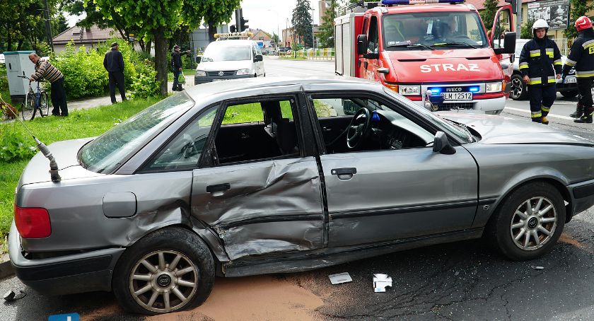Zderzenie czterech pojazdów na skrzyżowaniu w Piątnicy [FOTO]