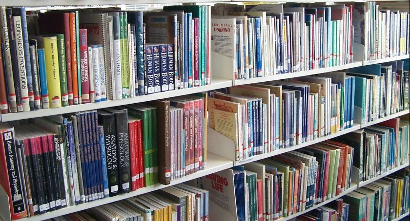 Uczniowie i nauczyciele z lokalnych szkół ze wsparciem z RPOWP