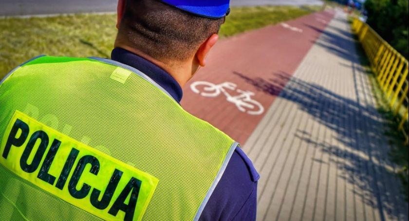 Policjanci kontrolują jednoślady