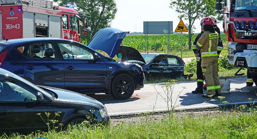 Wypadek na skrzyżowaniu DK63 z drogą do Mężenina. Dwie osoby w szpitalu [FOTO]
