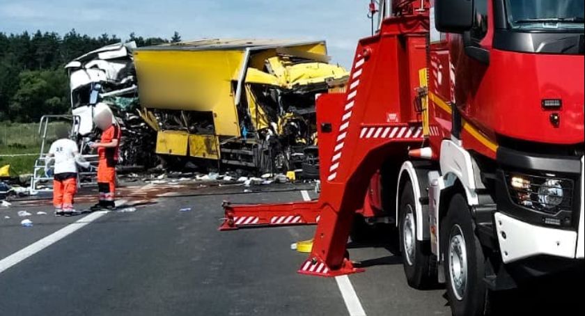 Śmiertelny wypadek na S8. Zderzyły się trzy ciężarówki [FOTO]