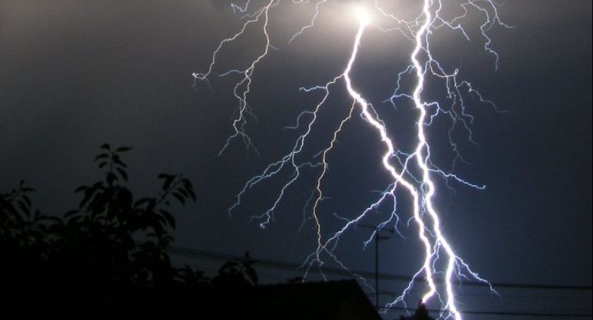 Synoptycy ostrzegają przed burzami z gradem i porywami wiatru! Wydano alert drugiego stopnia [AKTUALIZACJA]