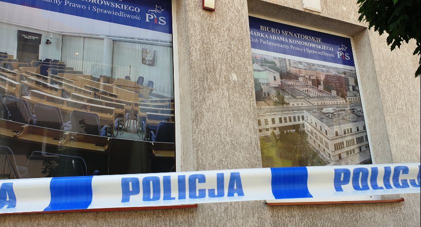 Łomża. Atak na biuro senatora PiS? Na miejscu pracuje policja [FOTO]