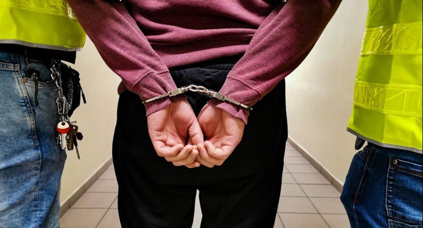 Łomża. 20-latek postanowił włamać się do kiosku. Został zatrzymany na gorącym uczynku! 
