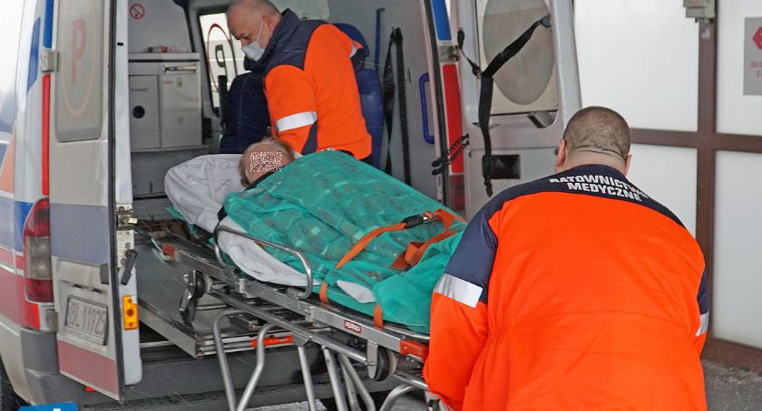 Chorych wciąż przybywa. Zmarła kolejna osoba